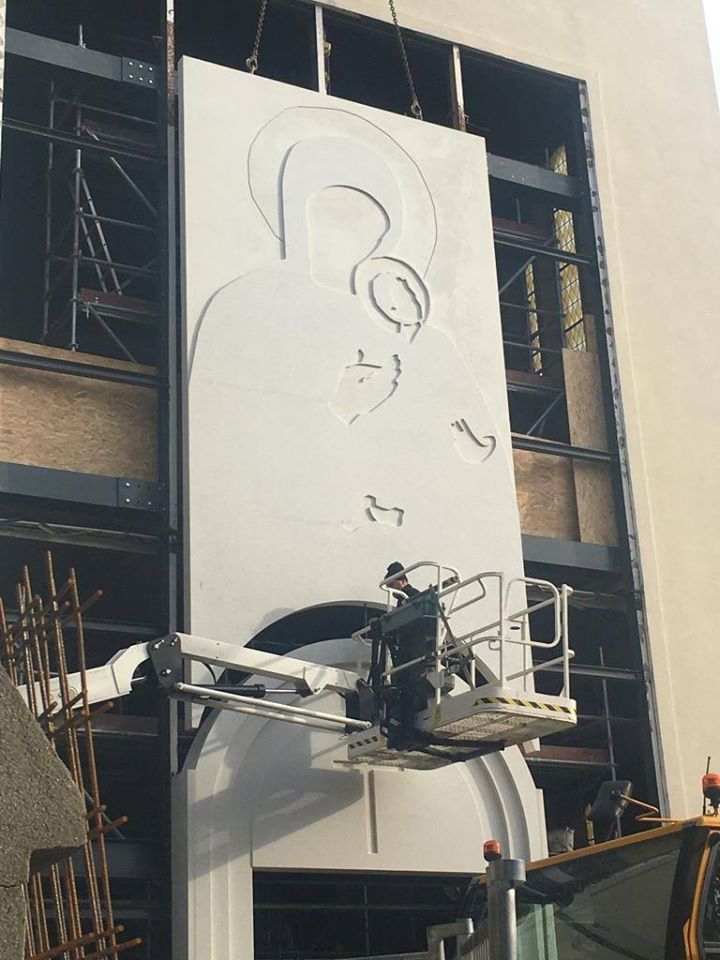 Installation du panneau sur l'église Notre-Dame-du-Perpétuel-Secours (DR)