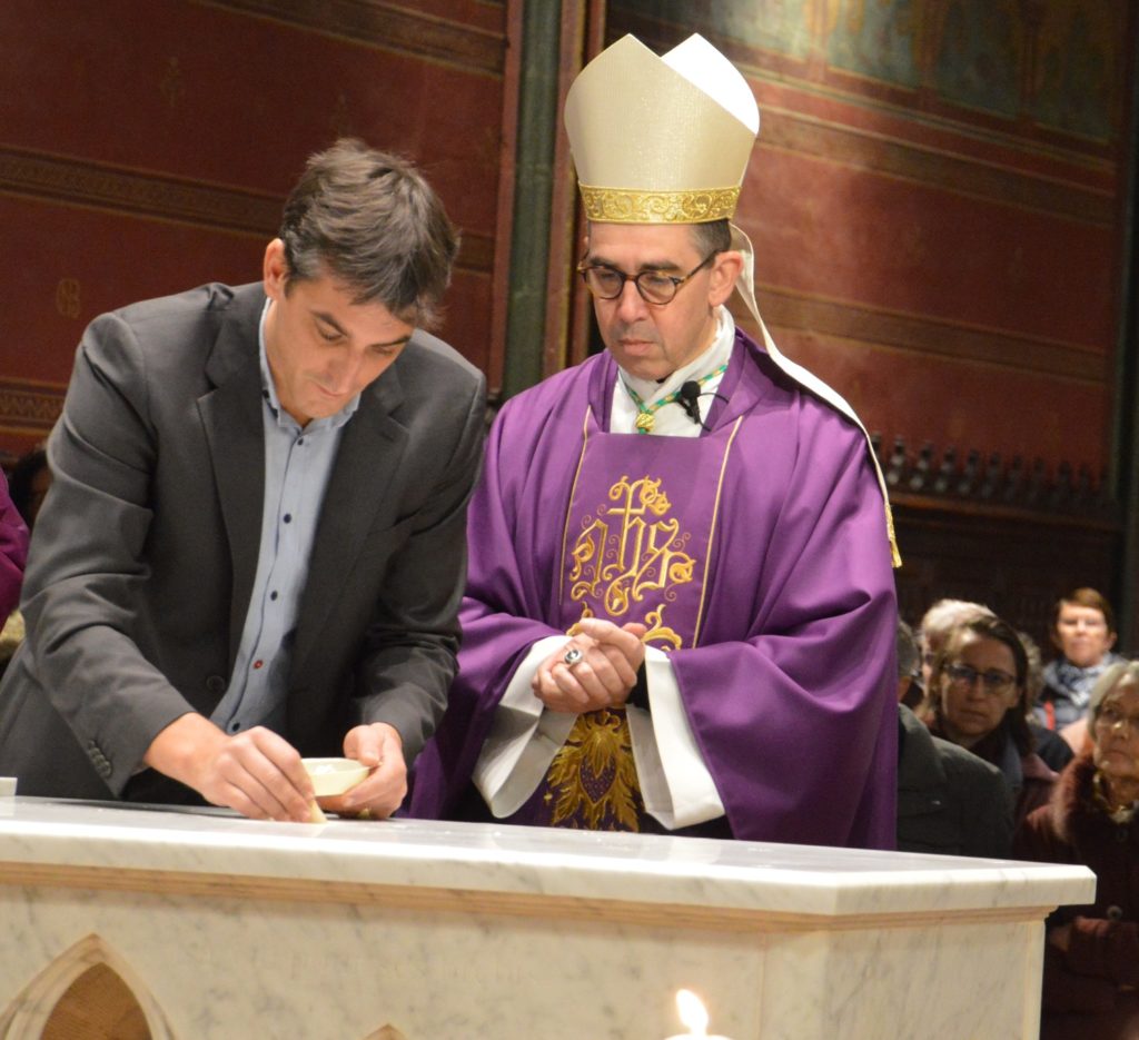 Bruno de Maistre scelle la pierre d'autel devant Mgr Mathieu Rougié et le père Henri Duc-Maugé, nouveau curé de Notre-Dame de Boulogne-Billancourt.