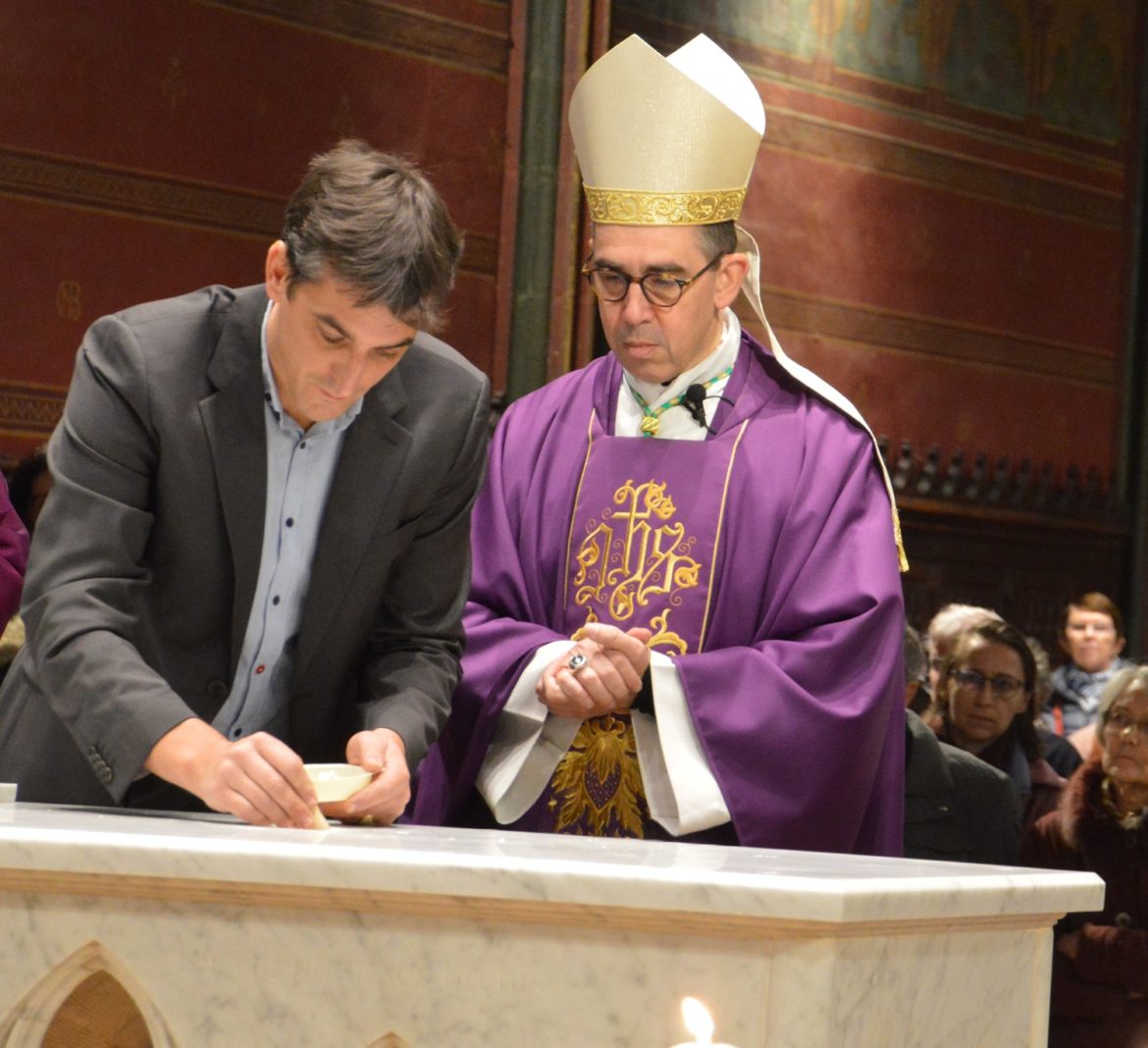 Monseigneur Matthieu Rougé a dédicacé le nouvel autel de l’église Notre-Dame