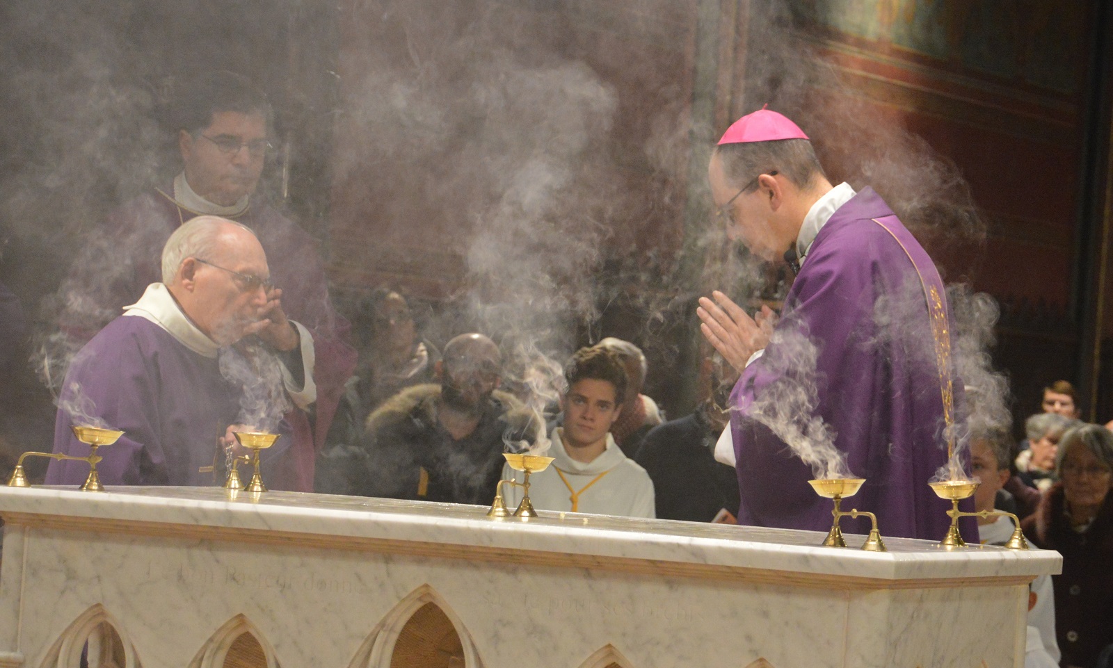 30 novembre 2019, encensement de l'autel dédicacé par monseigneur Mathieu Rougié, évêque de Nanterre.