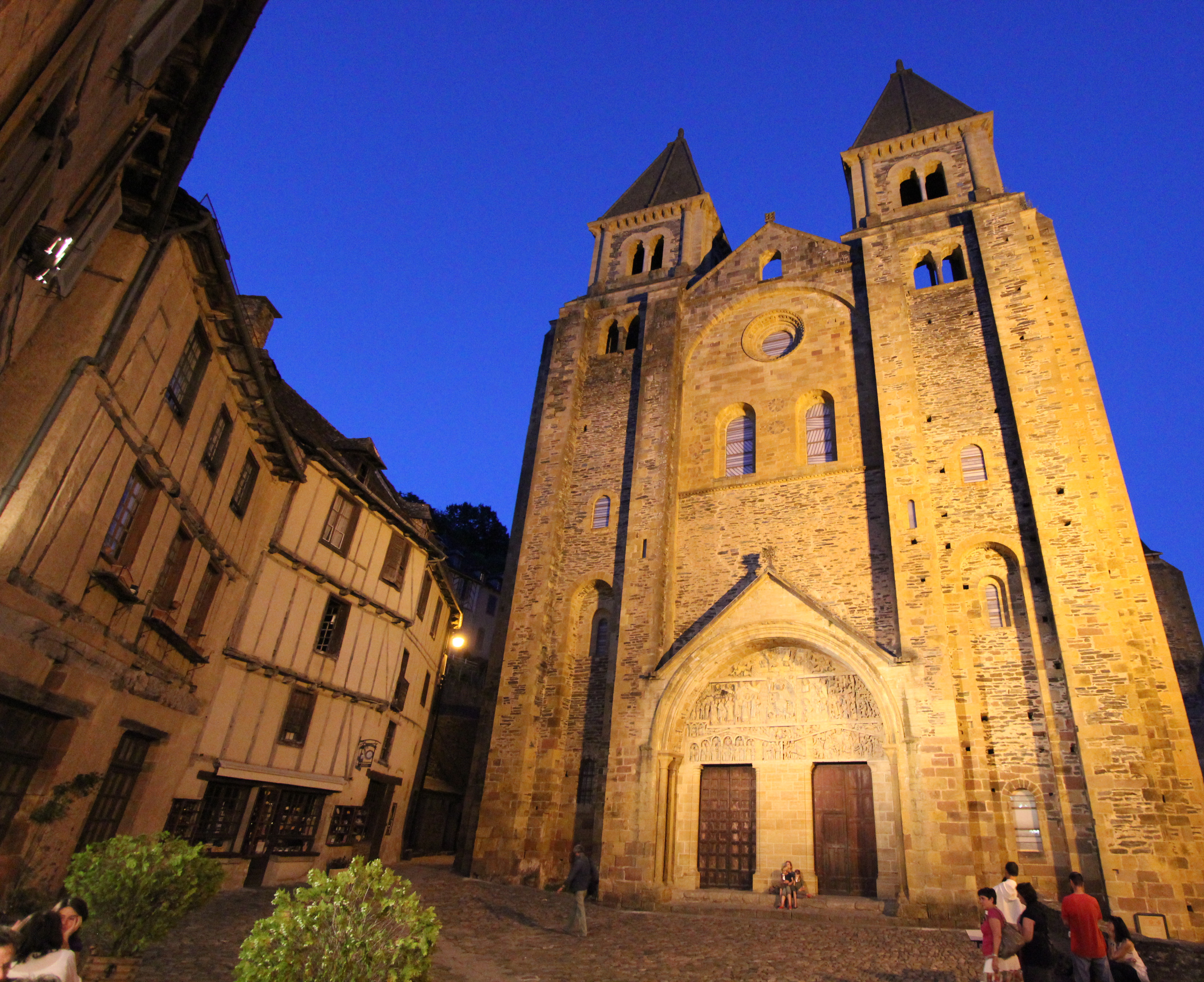 L'abbatiale Sainte-Foy de Conques dresse sa haute silhouette 