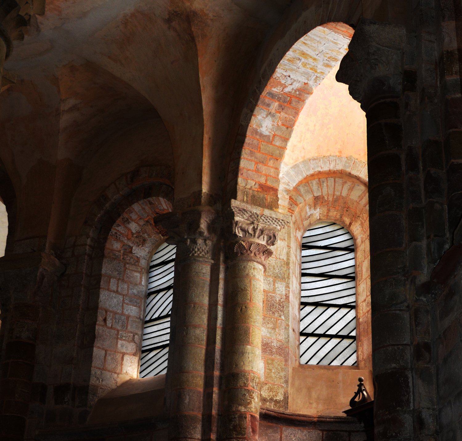 Vitraux du déambulatoire de l'abbatiale Sainte-Foy de Conques créés par Pierre Soulage avec le maître verrier Jean-Dominique Fleury ©A.Causse