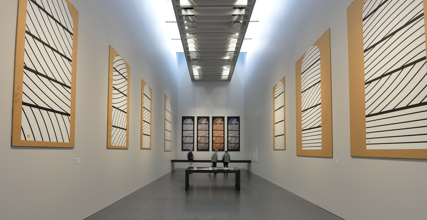 La salle du musée Pierre Soulages de Rodez consacrée aux dessins préparatoires des vitraux de l'abbatiale Sainte-Foy à Conques.