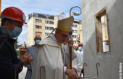 Mgr Rougé a béni la première pierre des locaux de Ste-Cécile (92)