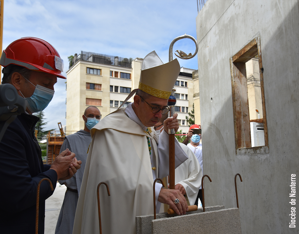 Mgr Rougé a béni la première pierre des locaux de Ste-Cécile (92)