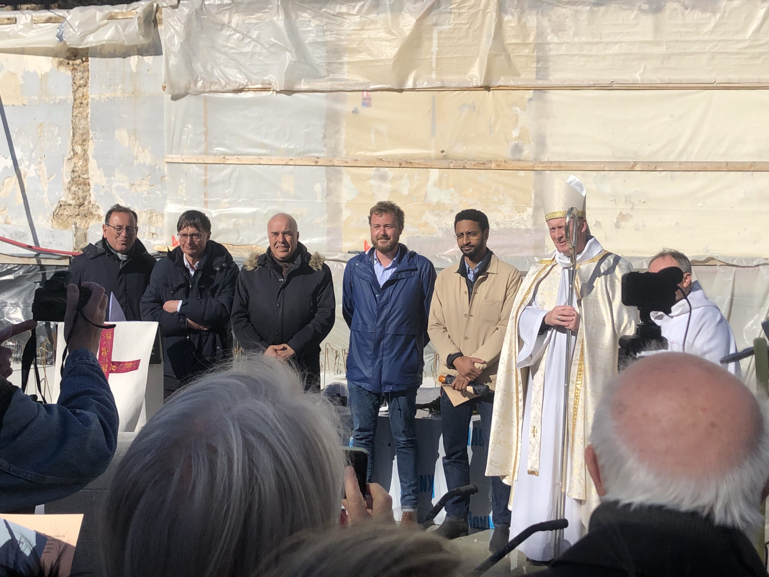 Bruno Simon, bénévole chargé des travaux, Bertrand Barthélemy, économe diocésain, les architectes Pierrick Fromentin et Jonathan Toguyeni et Mgr Luc Crepy.