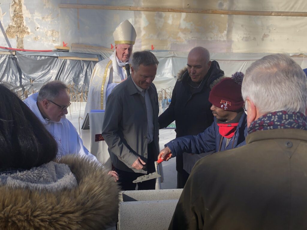 Jean Pierre Gaspard et Bertrand Barthélemy (Économe du diocèse de Versailles) autour de la première pierre du centre Élisabeth de Hongrie.