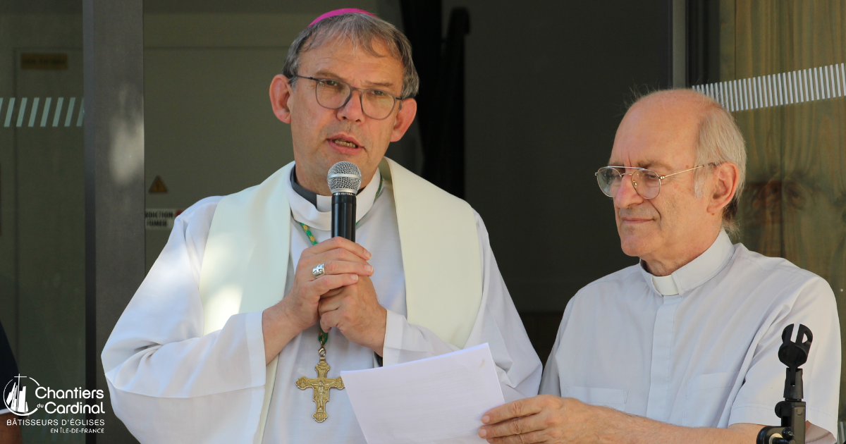 Monseigneur Dominique Blanchet, évêque de Créteil, venu inaugurer et bénir les nouveaux locaux du centre paroissial de St Christophe de Créteil est accueilli par Le Père Jacques Cramet, curé de la paroisse.