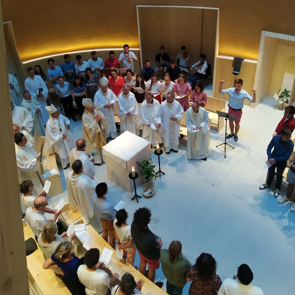 Messe de Consécration de la Chapelle du Centre Teilhard-de-Chardin à Saclay (91)