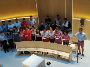 Chorale animée par les jeunes étudiants du Centre Teilhard de Chardin