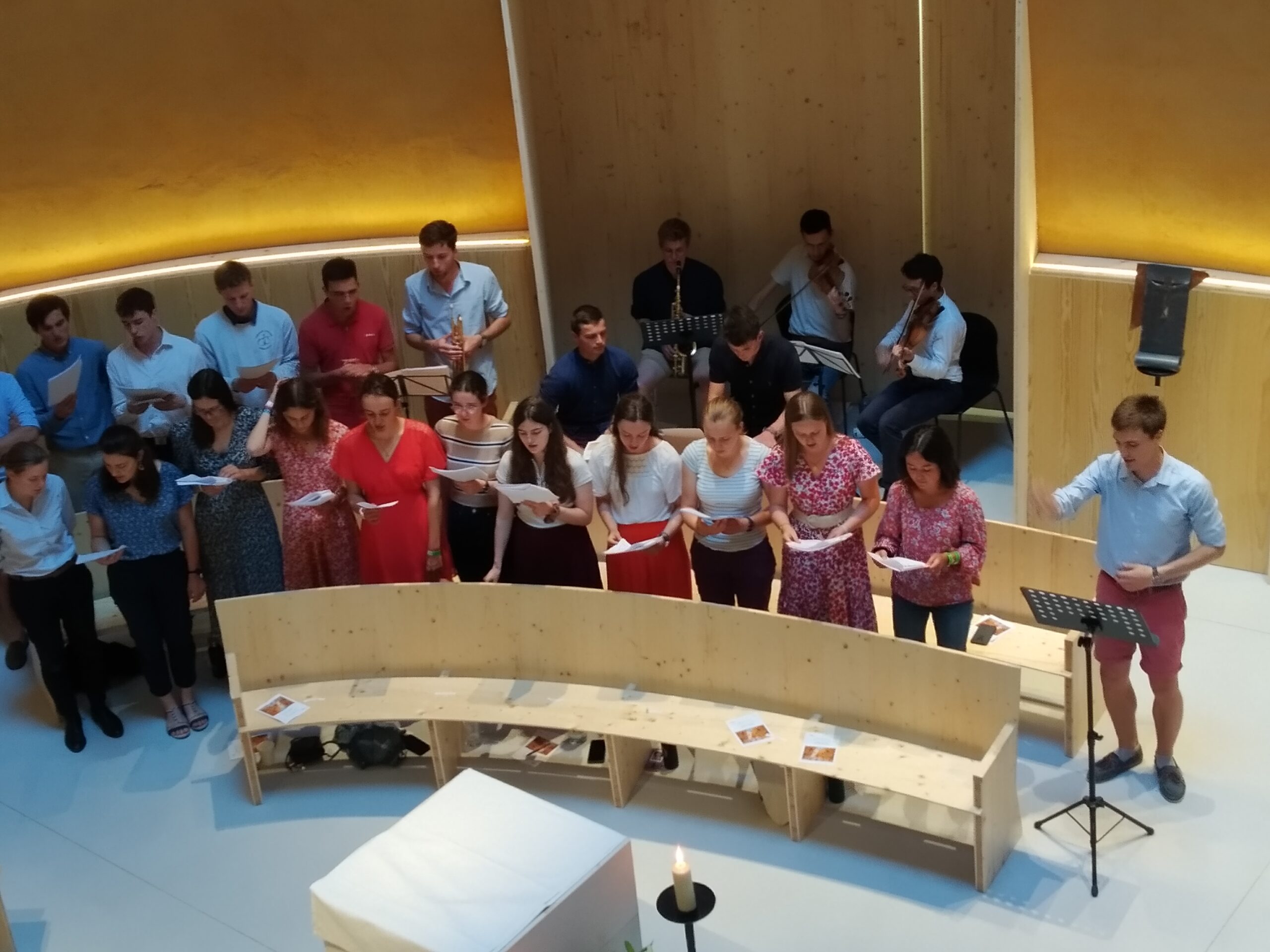 Chorale animée par les jeunes étudiants du Centre Teilhard de Chardin