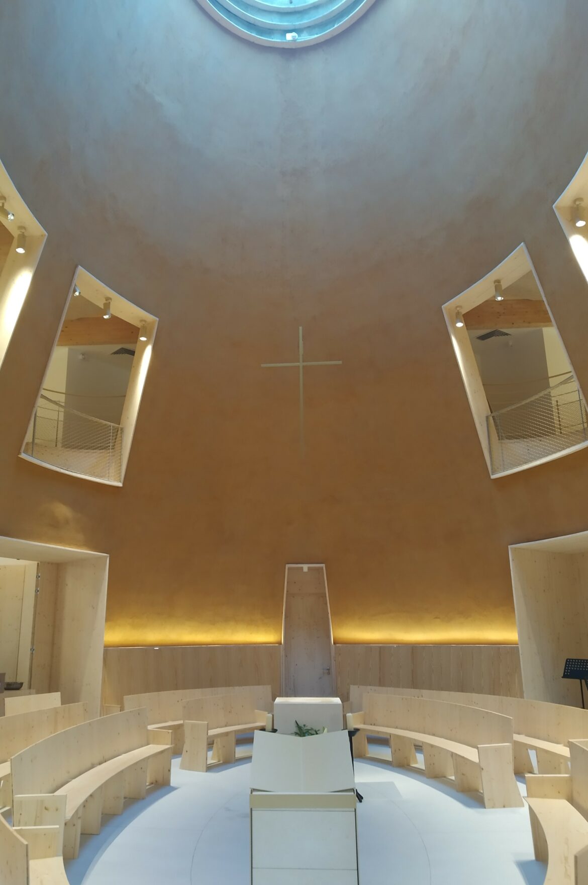 Intérieure de la chapelle réalisée par l'architecte Jean-Marie Duthilleul