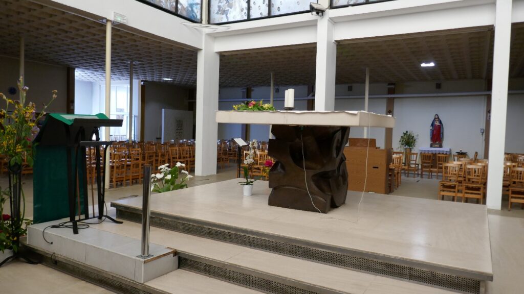 Le chœur de l’église, en son centre, entouré d’une forêt de piliers