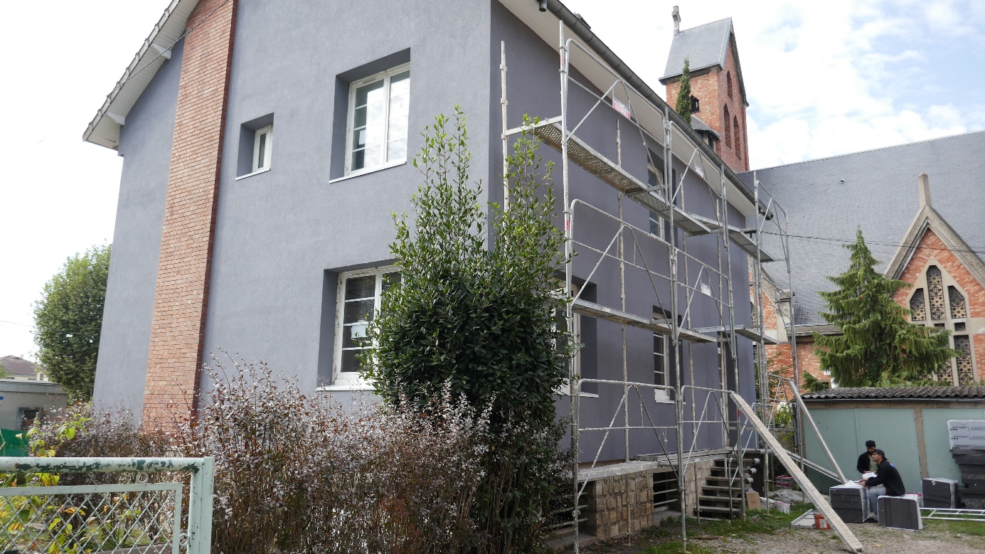 Un doublage des façades pour mieux isoler le pavillon en cours d’achèvement