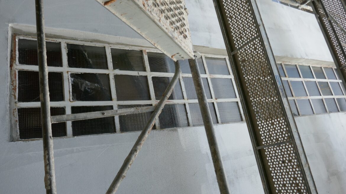 Des fenêtres éclairant la cage d’escalier en très mauvais état, fissurées et non isolantes