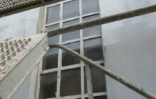 Des fenêtres éclairant la cage d’escalier en très mauvais état, fissurées et non isolantes