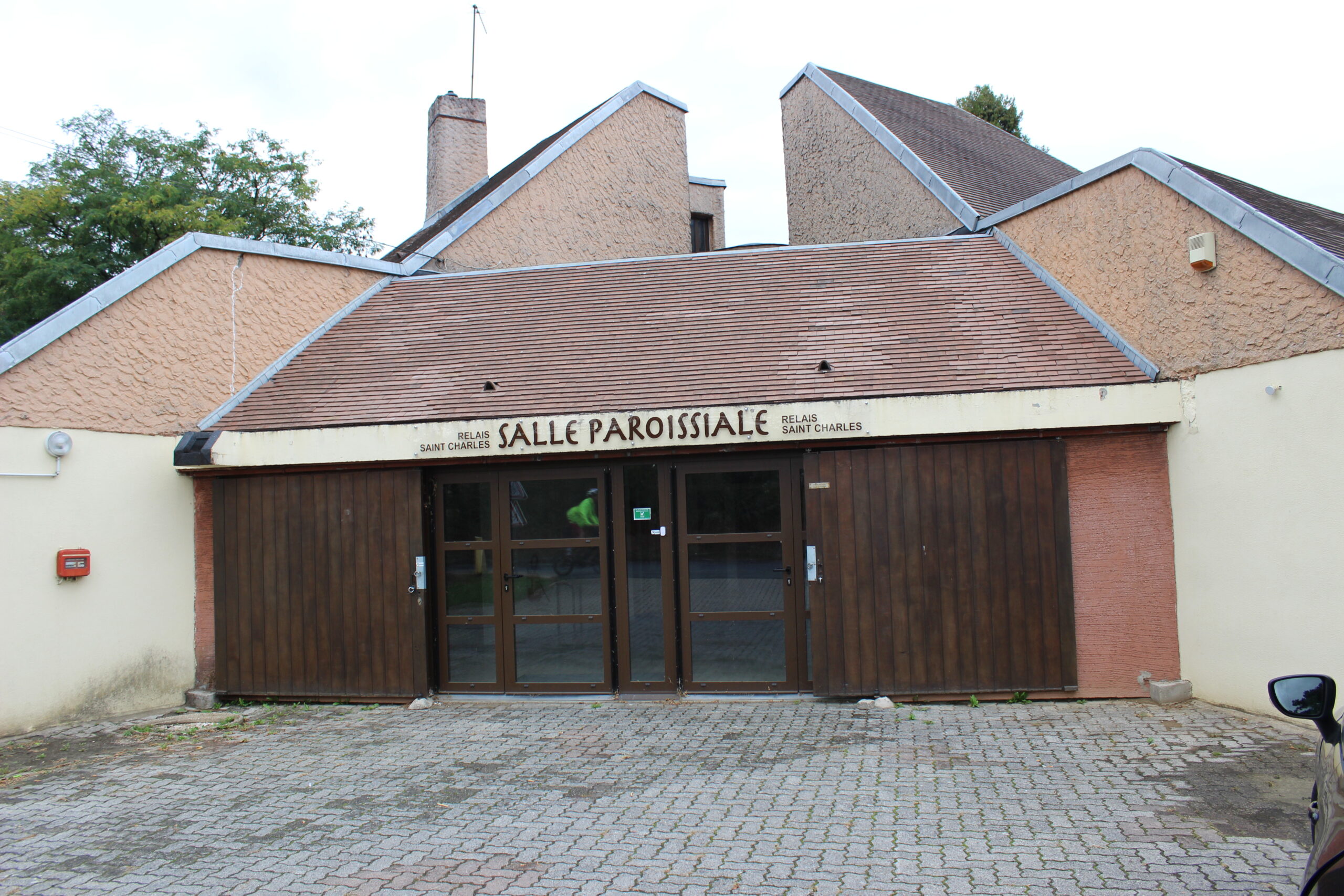 Entrée de la salle paroissiale du relais Saint-Charles à Lésigny