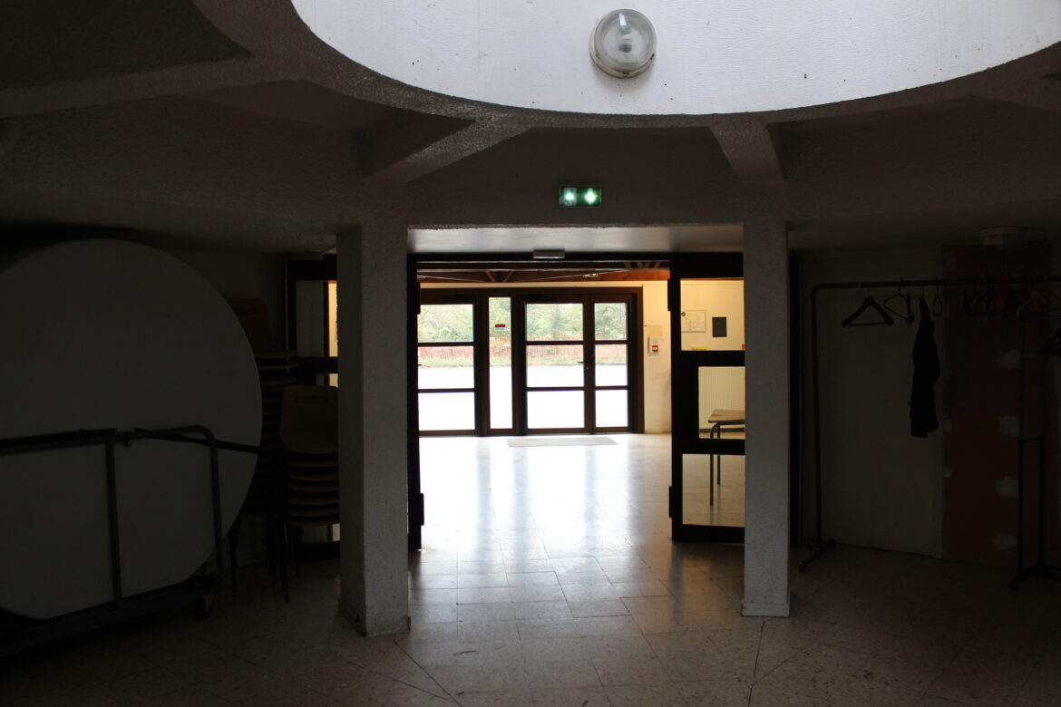 Couloirs de la salle paroissiale du relais Saint-Charles à Lésigny