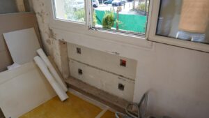 La cuisine en cours de rénovation et la niche de l’ancien radiateur en attente d’isolation