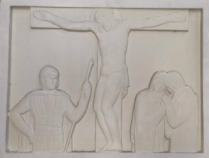 Station peint en blanc Jesus meurt sur la croix