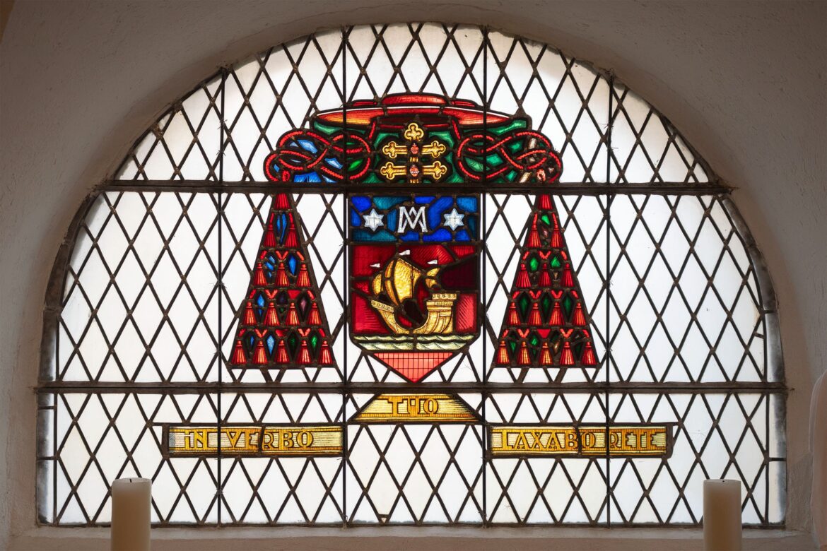 Vitrail des armoiries du Cardinal Jean Verdier