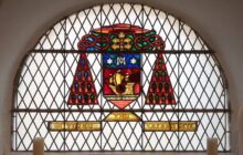 Vitrail des armoiries du Cardinal Jean Verdier