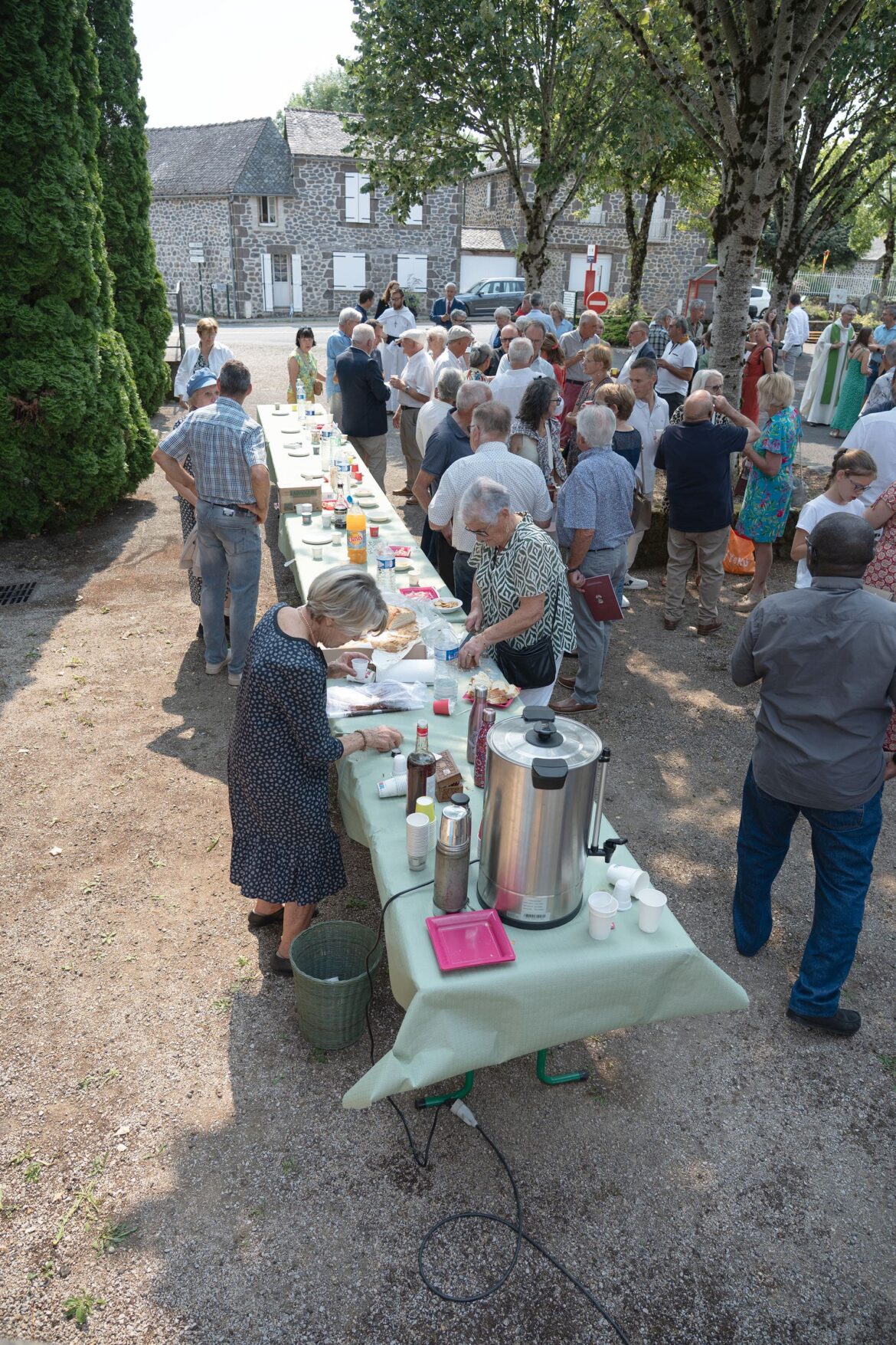 Un café convivial sur la place de l'église