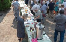 Un café convivial sur la place de l'église