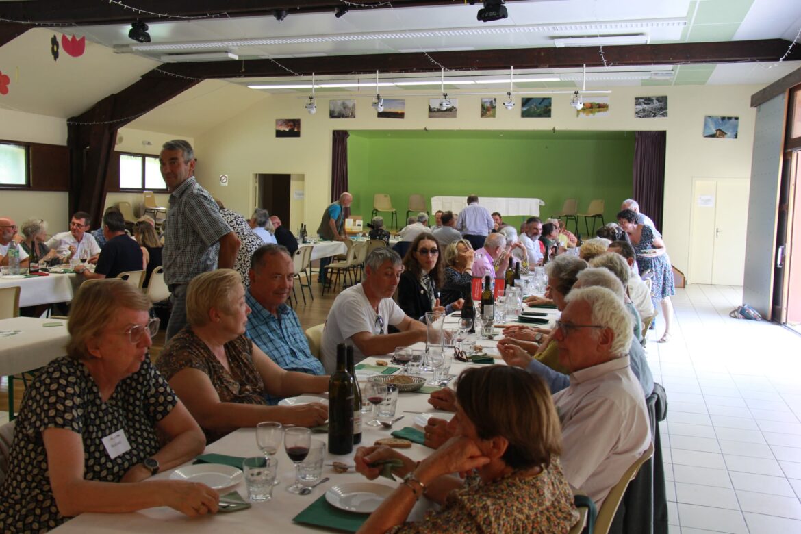 Déjeuner dans la salle des fêtes