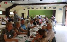 Déjeuner dans la salle des fêtes