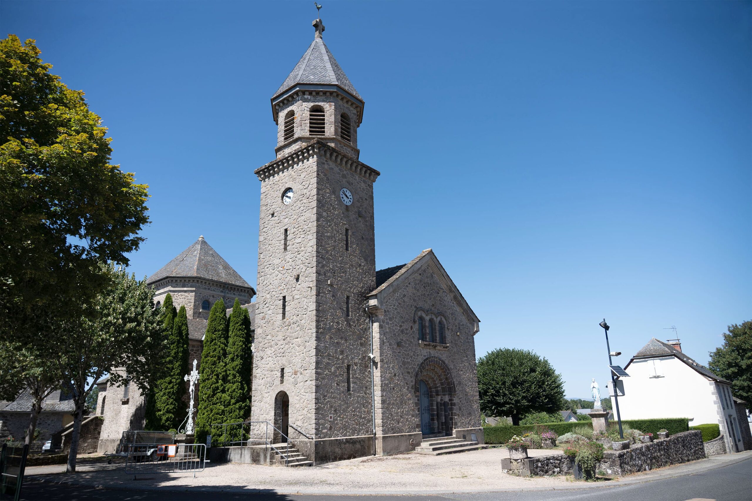 L'église Saint-Robert de Lacroix-Barrez