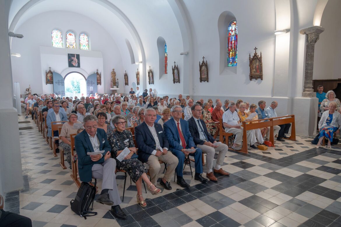 Messe de commémoration dans une église bien remplie