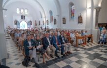 Messe de commémoration dans une église bien remplie