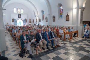 Messe de commémoration dans une église bien remplie