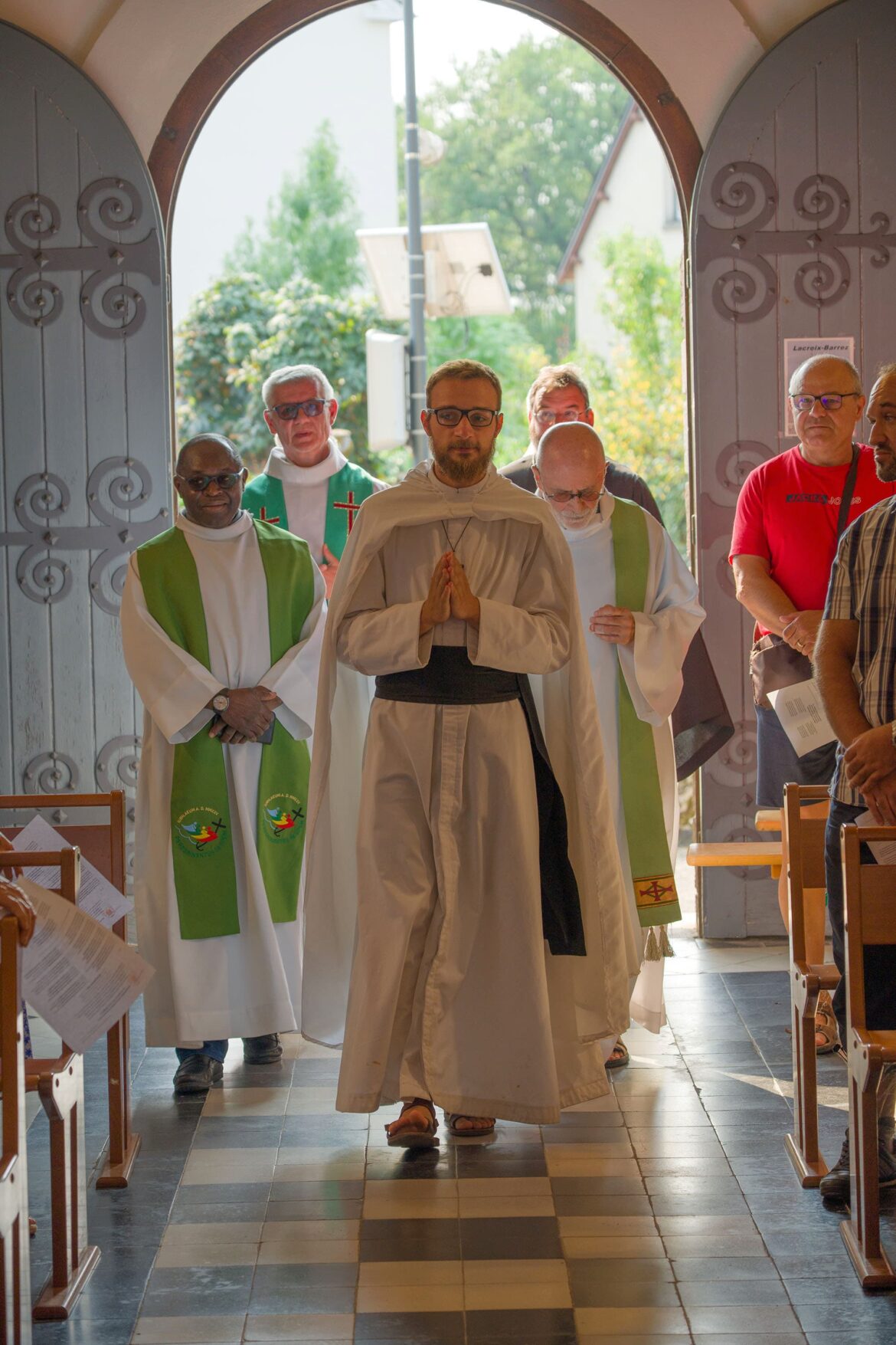 L'entrée dans l'église de Lacroix-Barrez pour la messe de commémoration du Cardinal Verdier