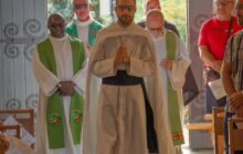 L'entrée dans l'église de Lacroix-Barrez pour la messe de commémoration du Cardinal Verdier