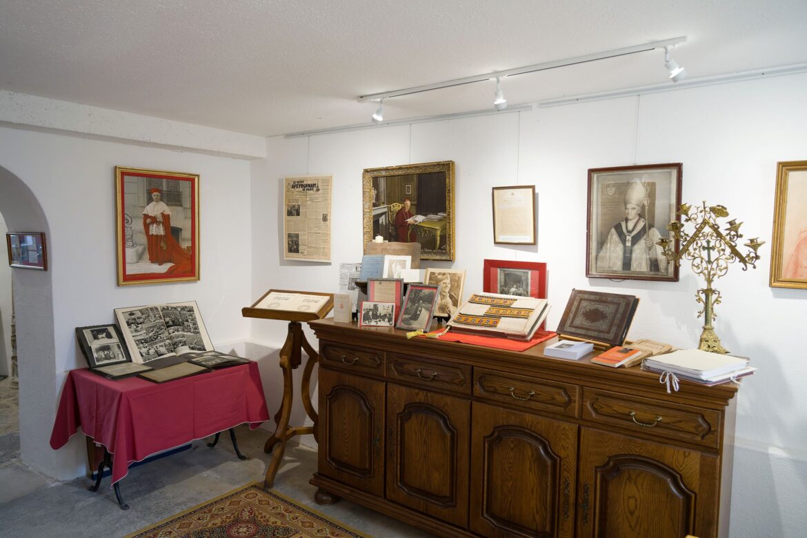 Objets souvenirs du Cardinal Verdier au musée de Lacroix-Barrez