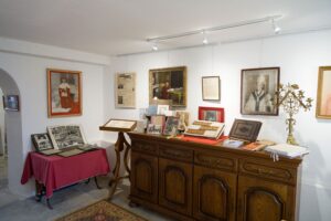 Objets souvenirs du Cardinal Verdier au musée de Lacroix-Barrez