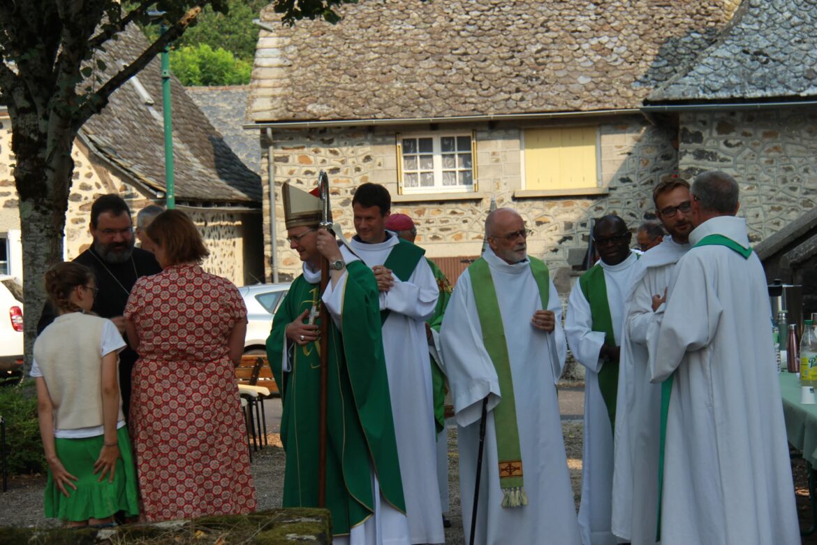 Evêque à la sortie de la messe