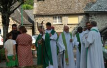 Evêque à la sortie de la messe