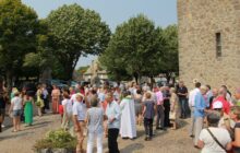 Foule à la sortie de la messe