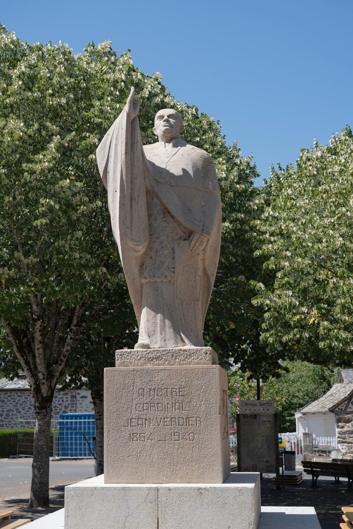 Statue du Cardinal Jean Verdier à Lacroix-Barrez (Aveyron)