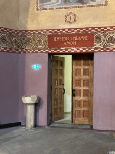 Les portes en bois du bas-côté nord de l'église restaurées