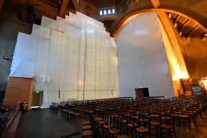 Les échafaudages dans l'église Saint-Louis de Vincennes