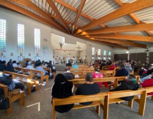 assemblée à la messe dans l'église Saint Joseph avec les anciens vitraux