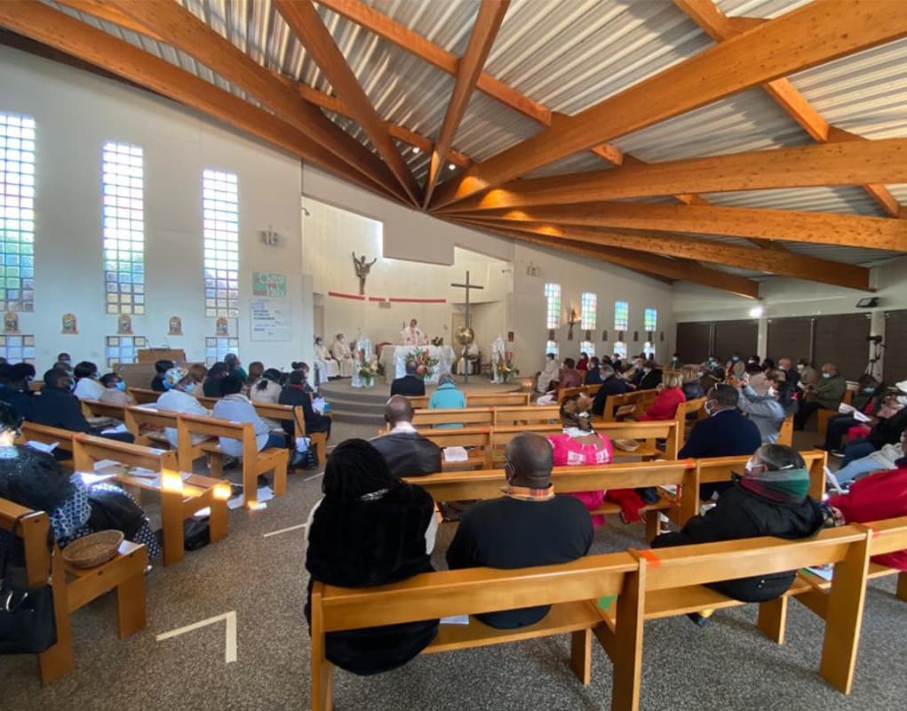 assemblée à la messe dans l'église Saint Joseph avec les anciens vitraux