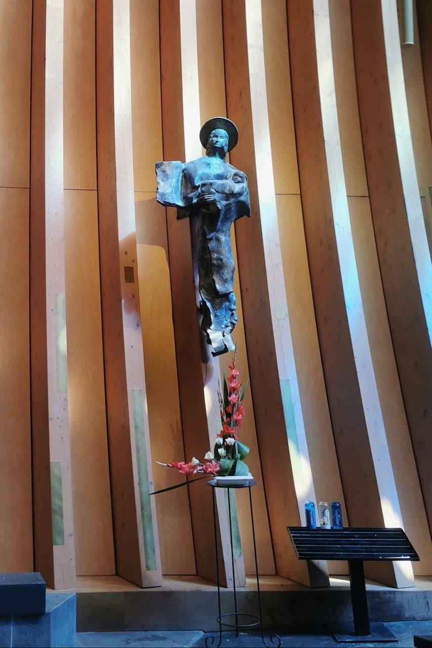 La statue Notre Dame de l'Apocalypse de la cathédrale de Créteil à la lumière zénitale