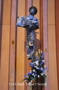 La statue Notre Dame de l'Apocalypse de la cathédrale de Créteil réalisée par Françoise Bissara (©DR)