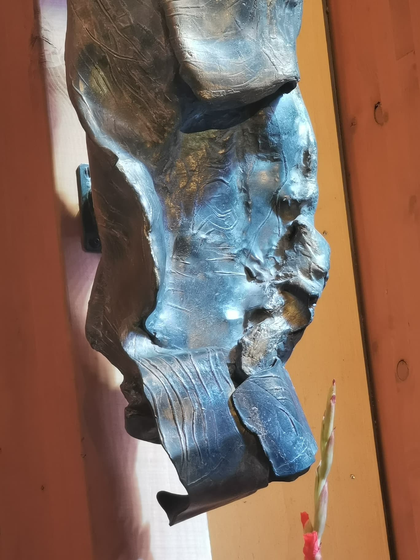 Le diable - détail de la statue Notre-Dame de l'Apocalypse par Françoise Bissara (©DR)