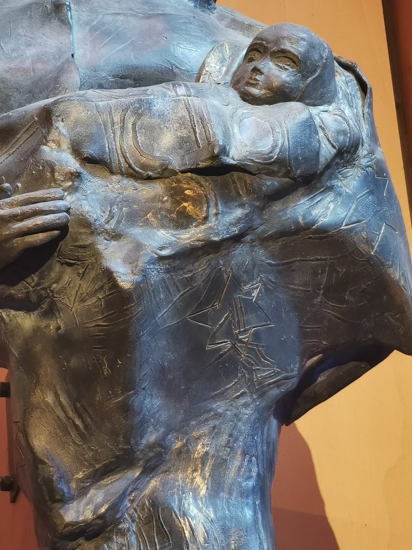 L'enfant Jésus - détail de la statue Notre-Dame de l'Apocalypse par Françoise Bissara (©DR)